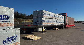 Lastning av trävaror via load plate på Umeå kombiterminal.